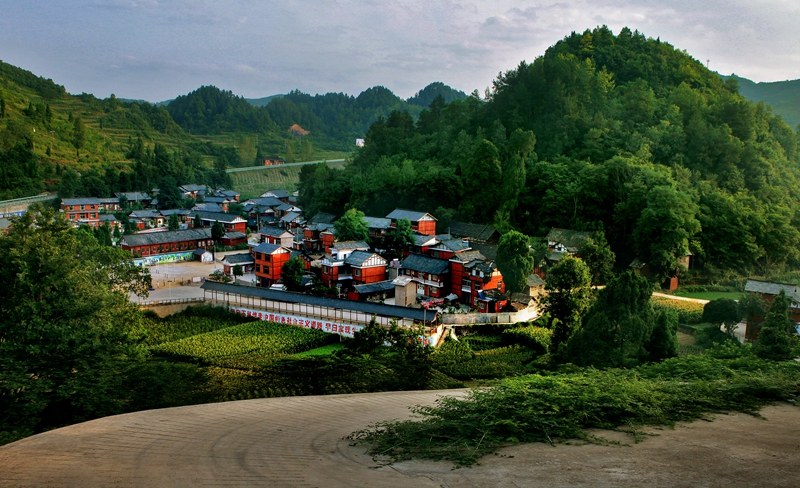 人民网评：从“有屋住”到“住得好”，因地制宜建设和美乡村